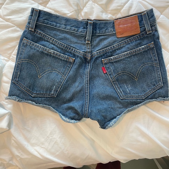 Dark Wash Levi Shorts- Size 26 - Picture 2 of 3